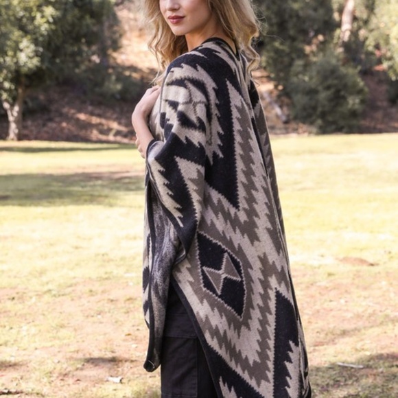 Seasonal Closeout LAST ONE // Folk Style Ruana - Picture 7 of 8